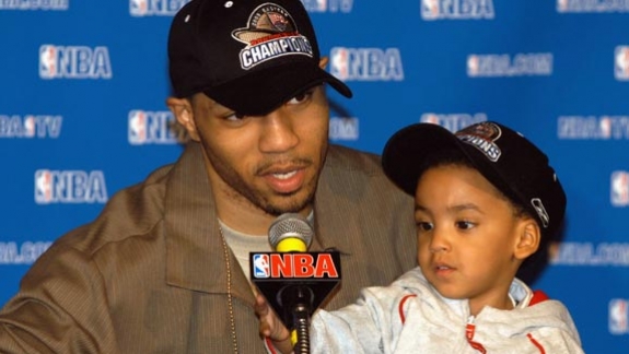 Kenyon Martin Jr. mostra talento herdado do pai 