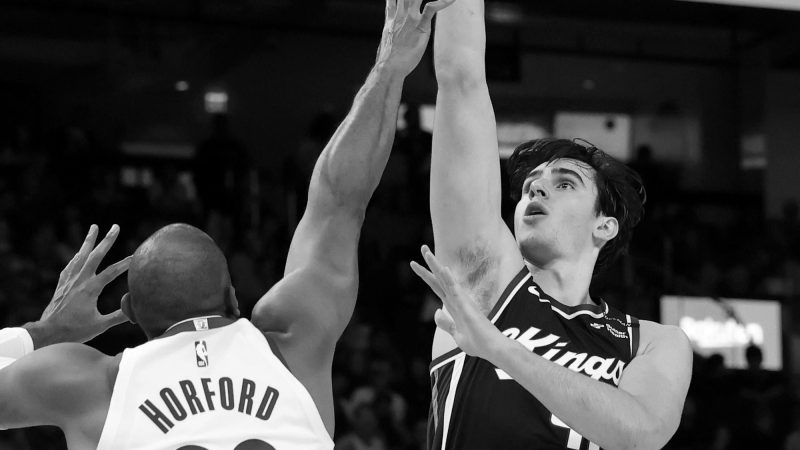 Raynaud sai de cadeira de rodas e o Kings teme o pior