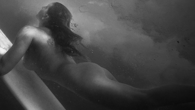 Maya Gabeira: e menina que não tem medo do mar
