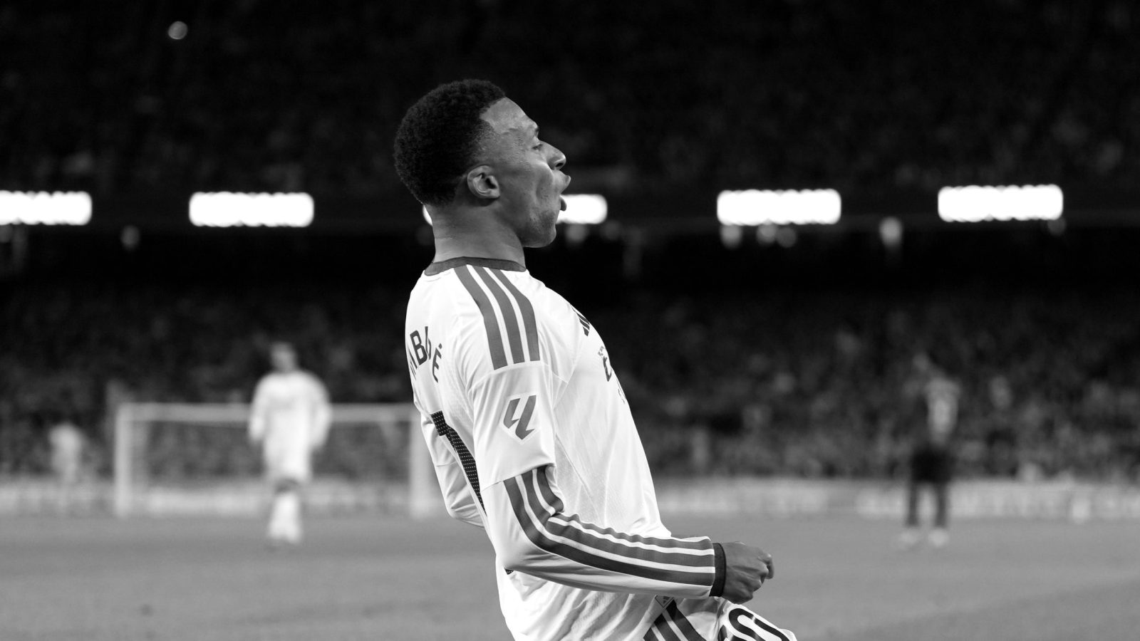 O que Mbappé fez contra o Barcelona que só 3 tinham feito