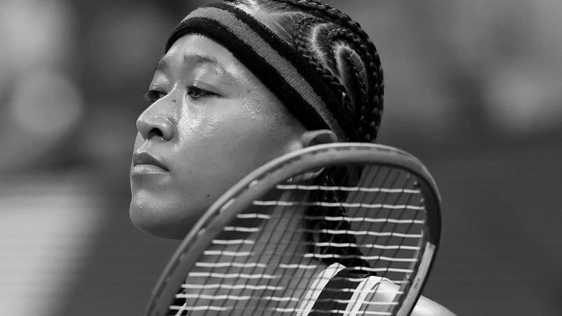 Naomi Osaka entra em quadra vestida de Allen Iverson