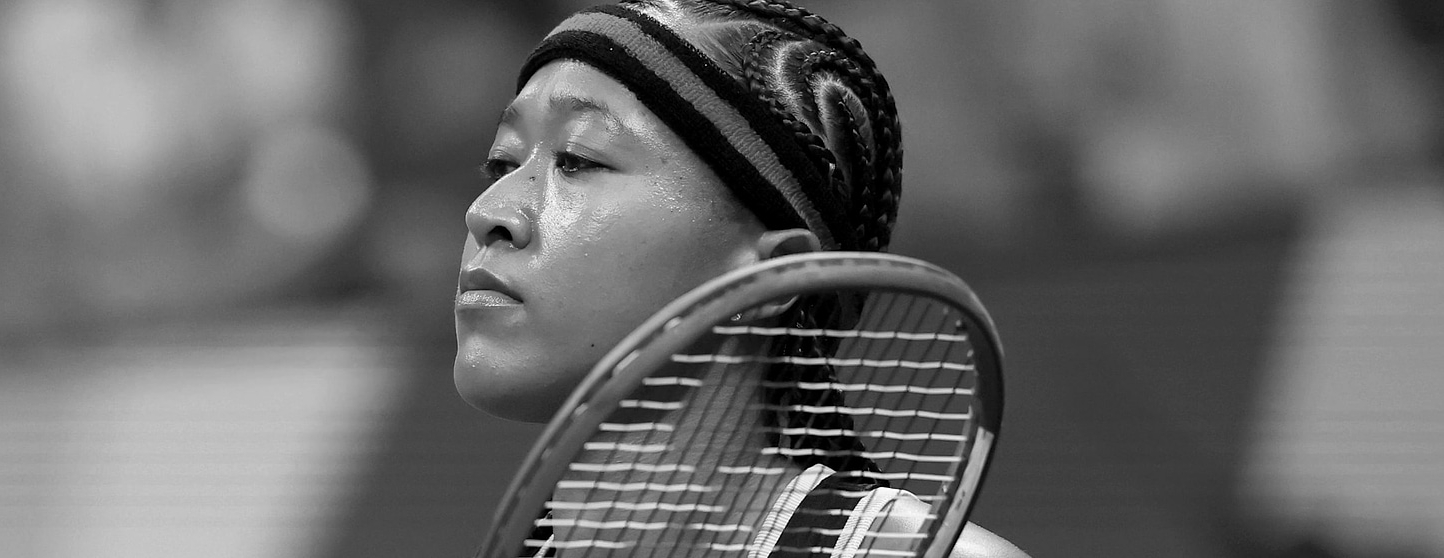Naomi Osaka entra em quadra vestida de Allen Iverson