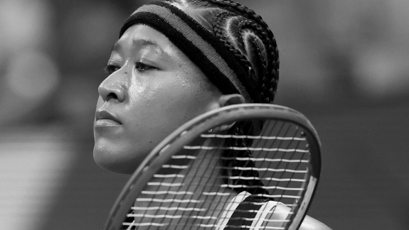 Naomi Osaka entra em quadra vestida de Allen Iverson