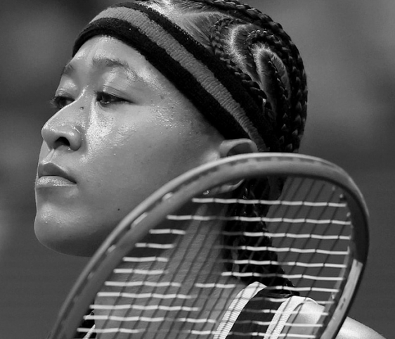 Naomi Osaka entra em quadra vestida de Allen Iverson