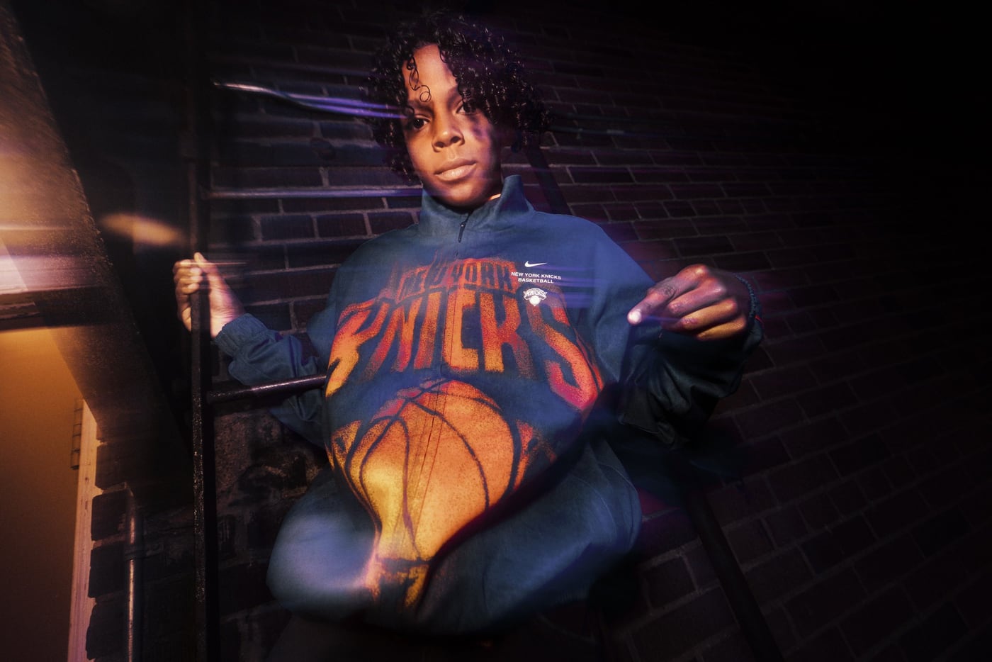 Jovem com o moletom do Knicks da coleção NBA Standard Issue