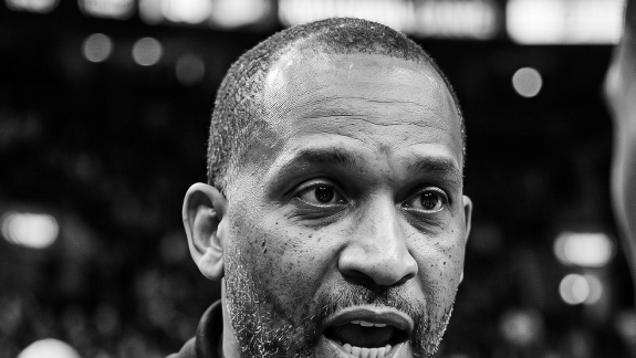 O 76ers contratou o auxiliar de três anéis do LeBron
