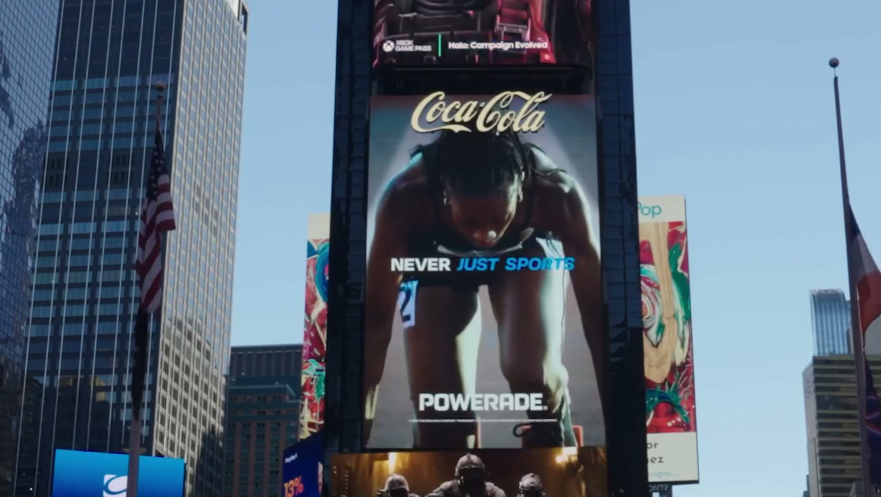 Painel da Powerade na Times Square com uma velocista no bloco de largada