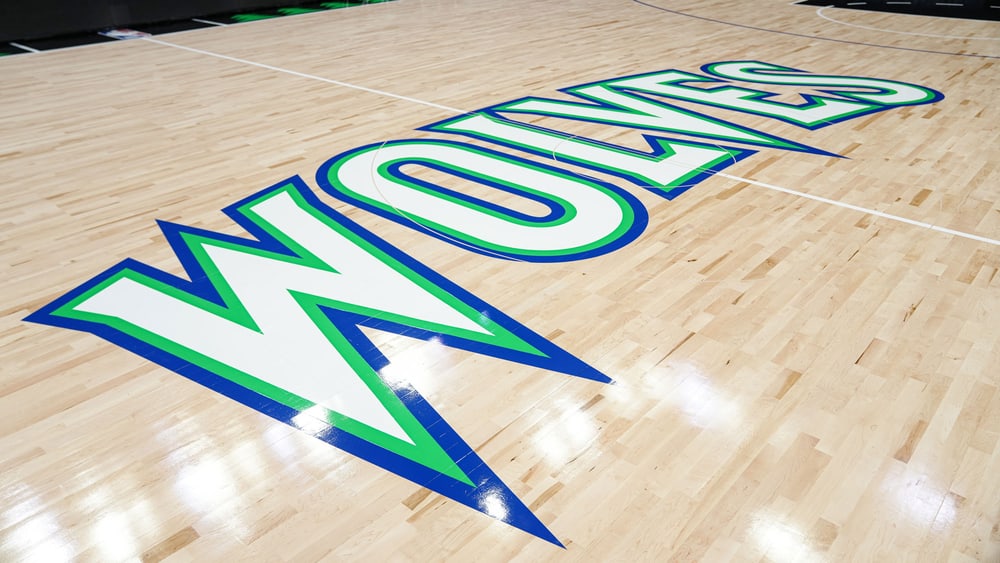 A nova quadra do Minnesota Timberwolves com o wordmark WOLVES em azul e verde