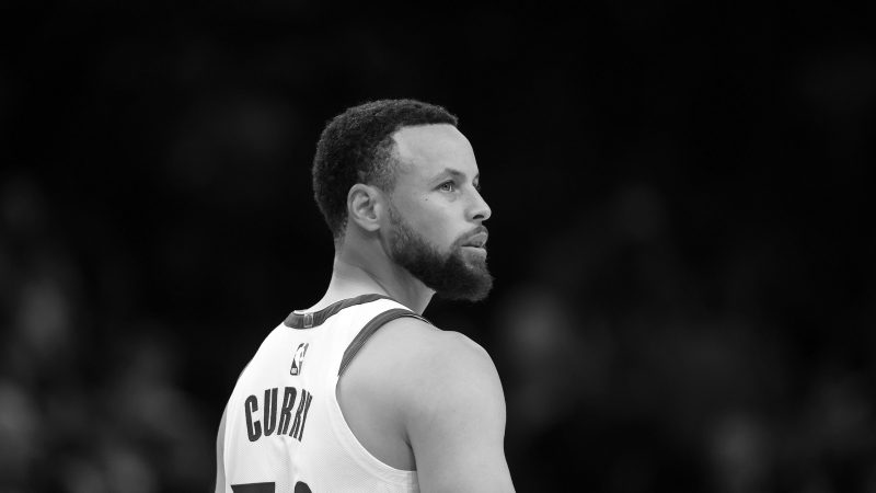 Curry renova com o Warriors e aceita US$ 20 milhões a menos