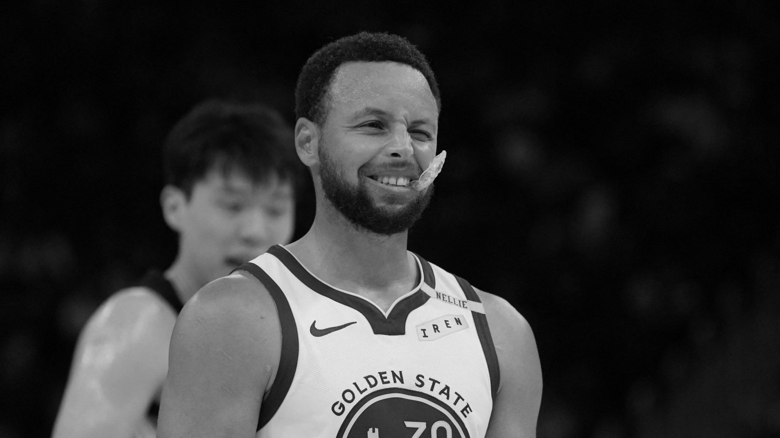 O susto de Curry a três dias da estreia do Warriors
