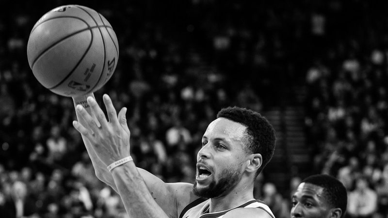 Warriors não negocia com Curry e dá três opções