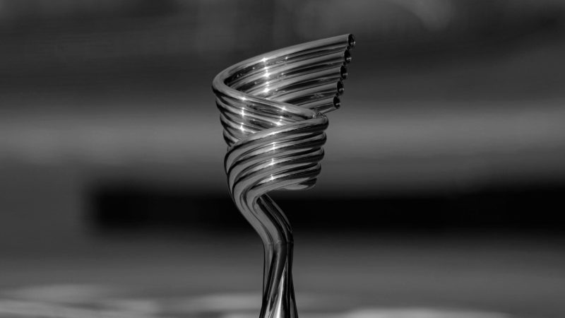 O troféu do GP de São Paulo e o boné que Hamilton vai usar