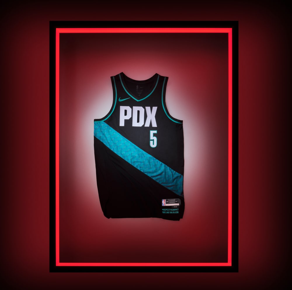Uniforme City Edition do Portland Trail Blazers com o padrão do carpete do aeroporto