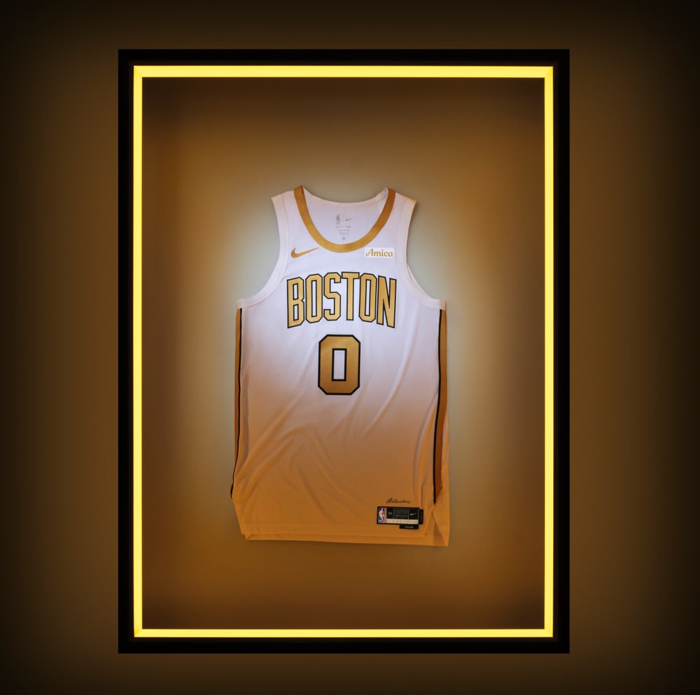 Uniforme City Edition do Boston Celtics em branco e dourado, o primeiro sem verde da história