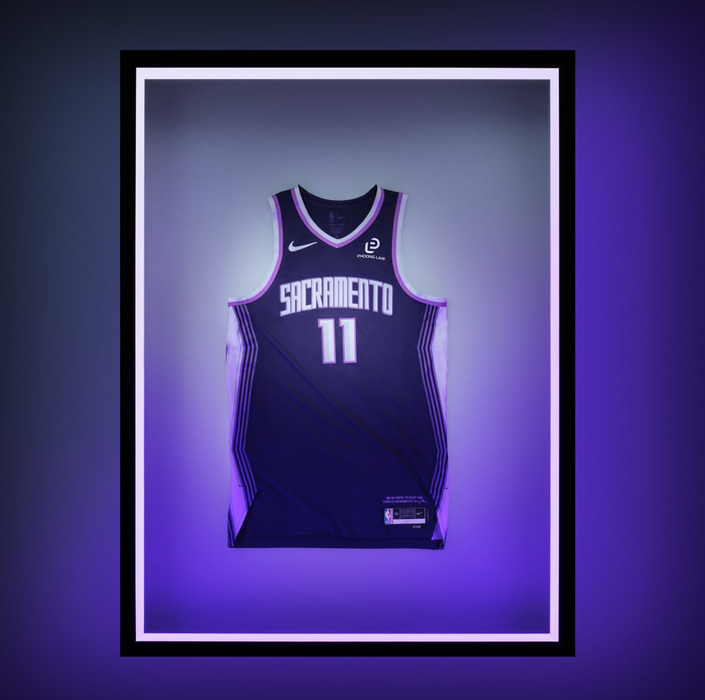 Uniforme City Edition do Sacramento Kings em cinza com dois tons de roxo