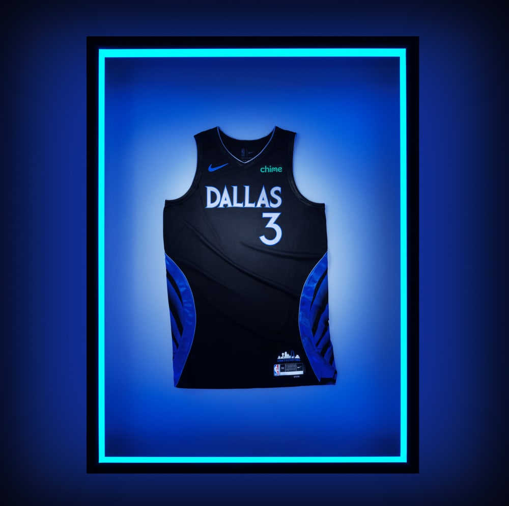 Uniforme City Edition do Dallas Mavericks com asas de Pégaso em azul neon