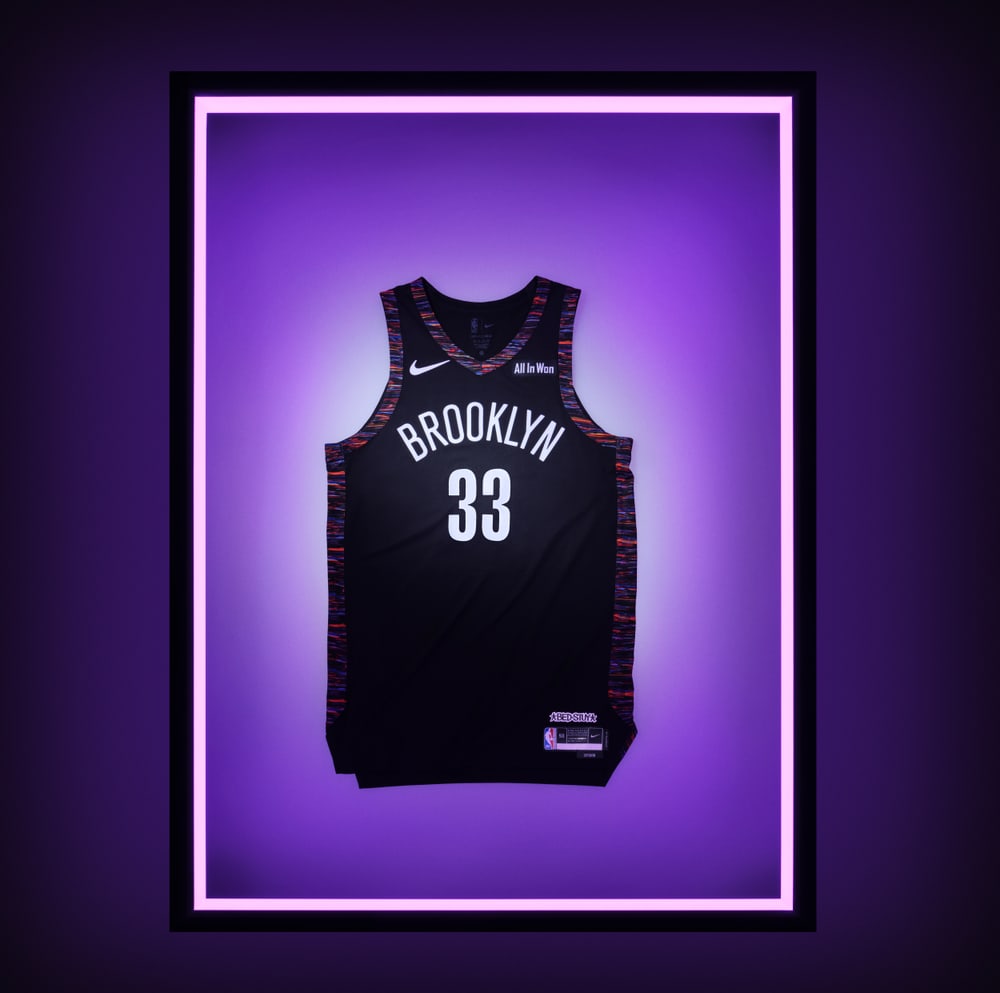 Uniforme City Edition do Brooklyn Nets com o padrão Brooklyn Camo inspirado no Notorious B.I.G.
