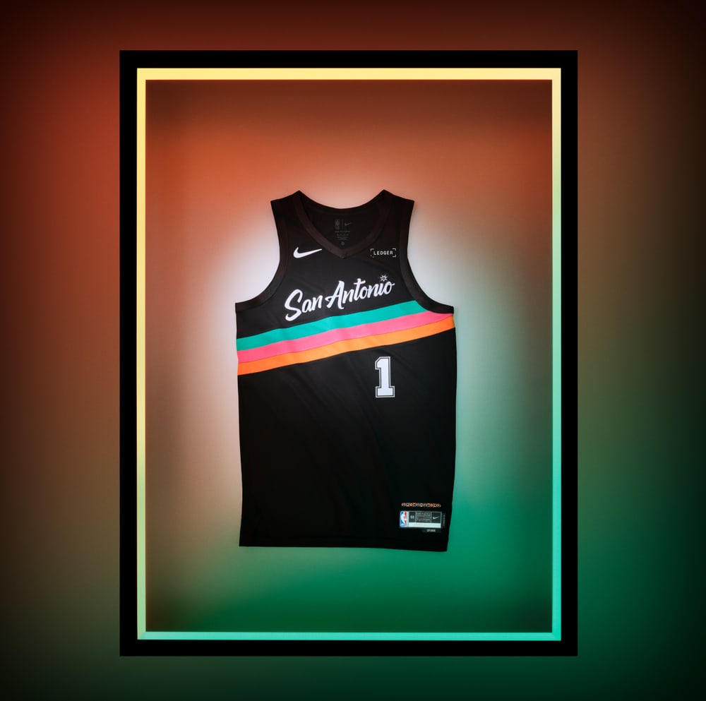 Uniforme City Edition do San Antonio Spurs na cartela Fiesta sobre preto