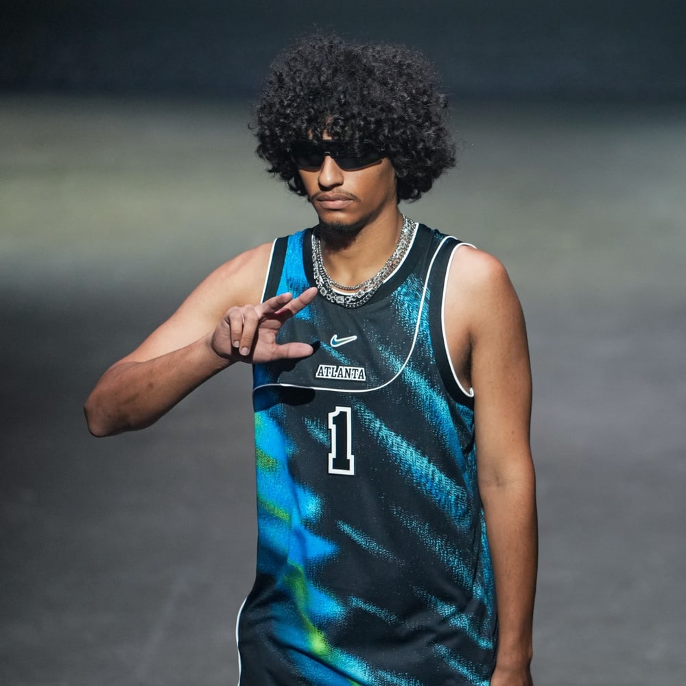 Uniforme Specter Edition do Atlanta Hawks, preto com pinceladas em azul e verde