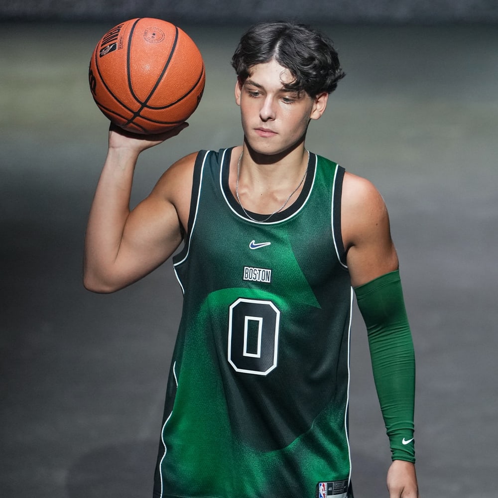 Uniforme Specter Edition do Boston Celtics, preto com verde neon e o trevo