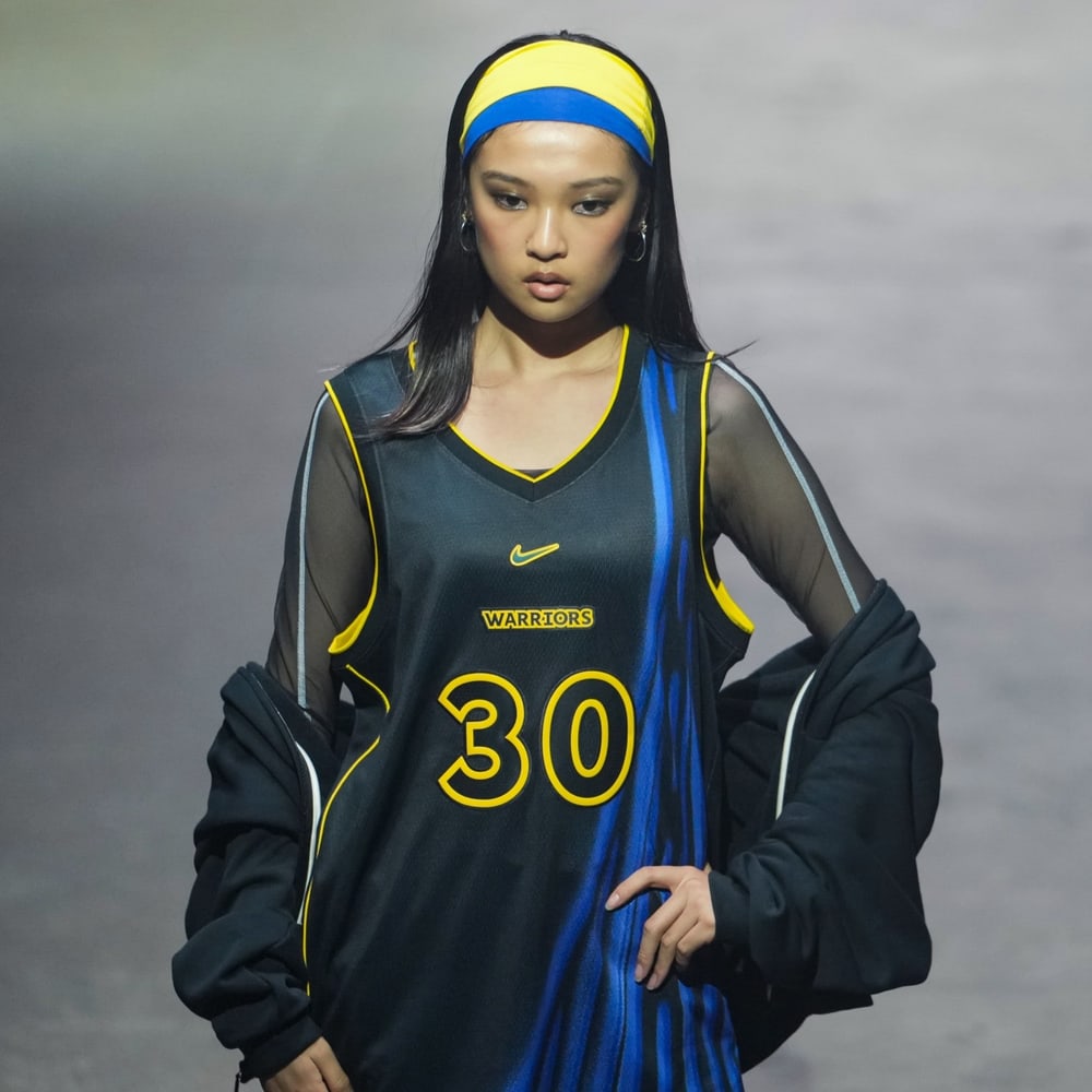 Uniforme Specter Edition do Golden State Warriors, dourado sobre preto com os cabos da ponte