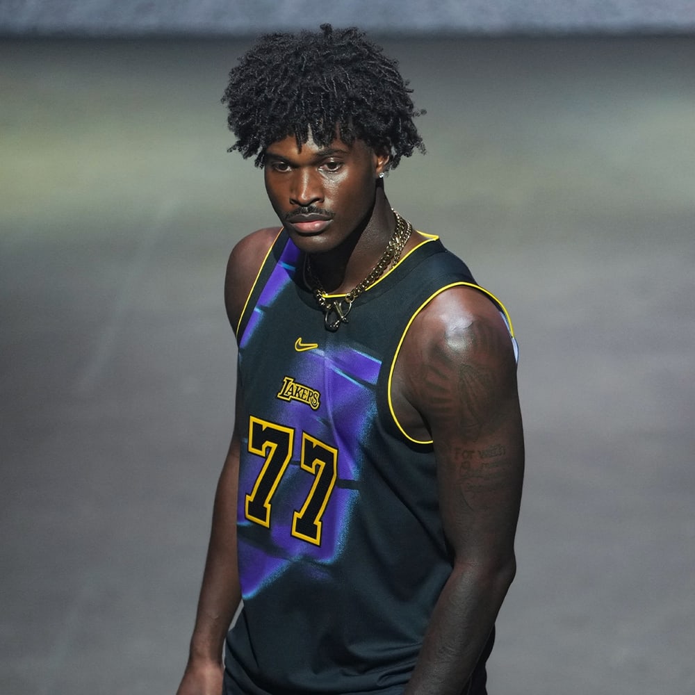 Uniforme Specter Edition do Los Angeles Lakers, preto e roxo com amarelo nos contornos