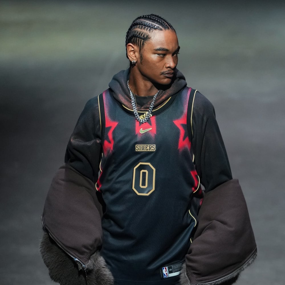Uniforme Specter Edition do Philadelphia Sixers, preto com estrelas acesas