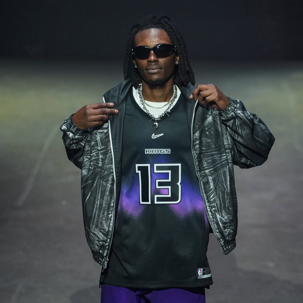 Uniforme Specter Edition do Sacramento Kings, com o gradiente roxo do feixe de luz