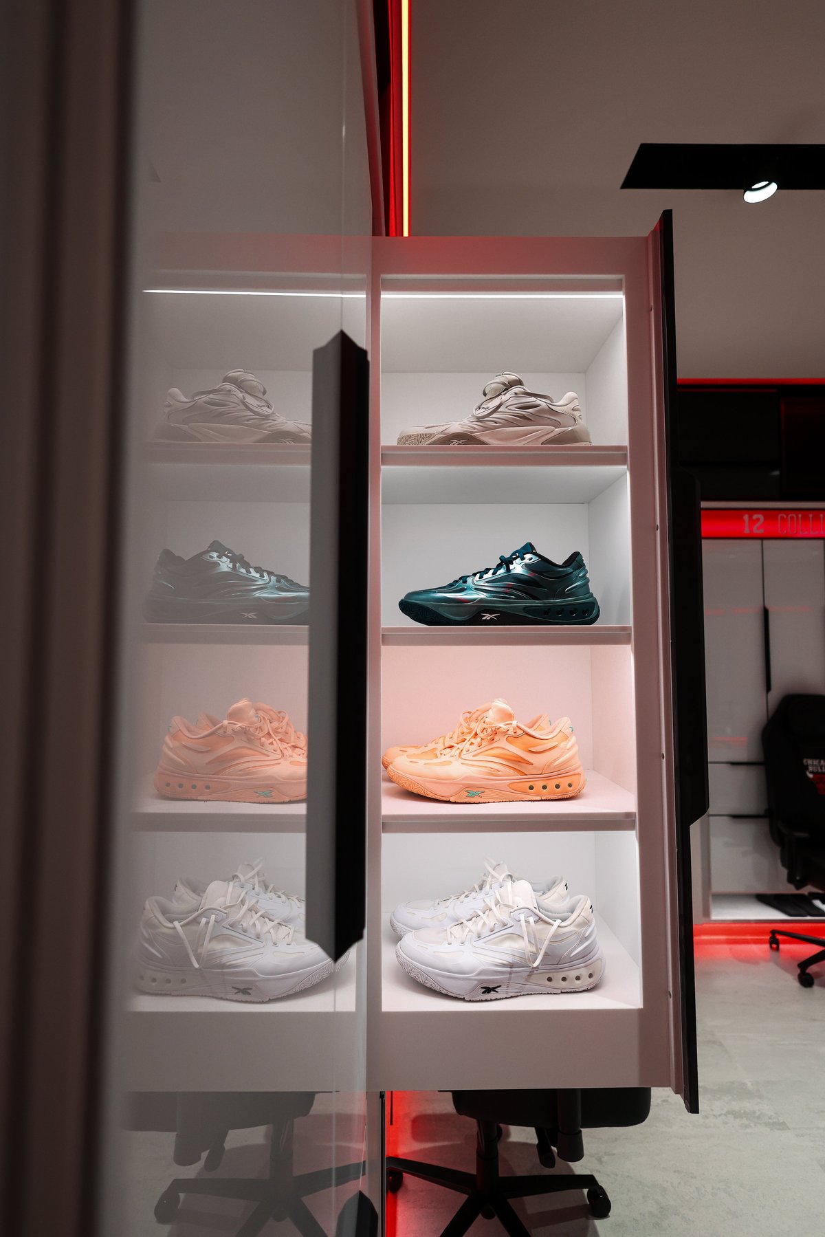 Armário com vitrine iluminada para tênis no vestiário reformado do Bulls
