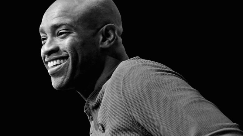 Michael Jordan parabeniza Vince Carter antes de sua indução no Hall da Fama do Basquete