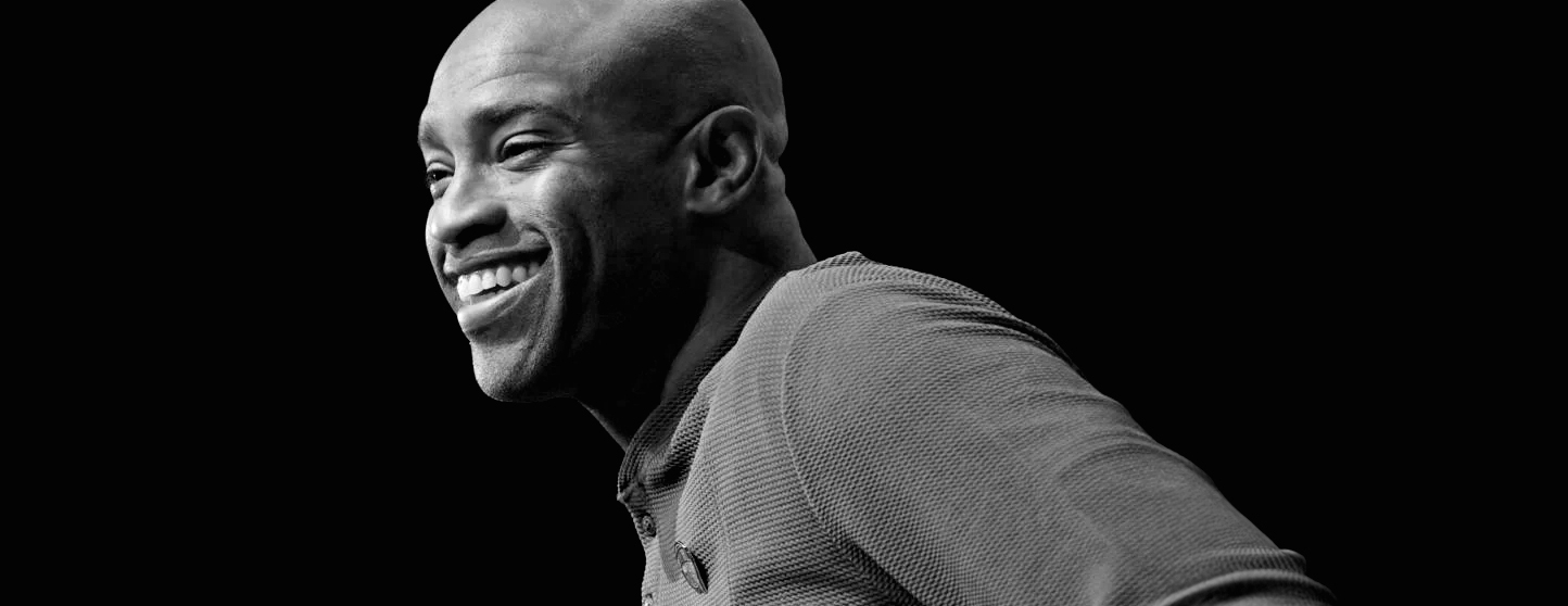 Michael Jordan parabeniza Vince Carter antes de sua indução no Hall da Fama do Basquete