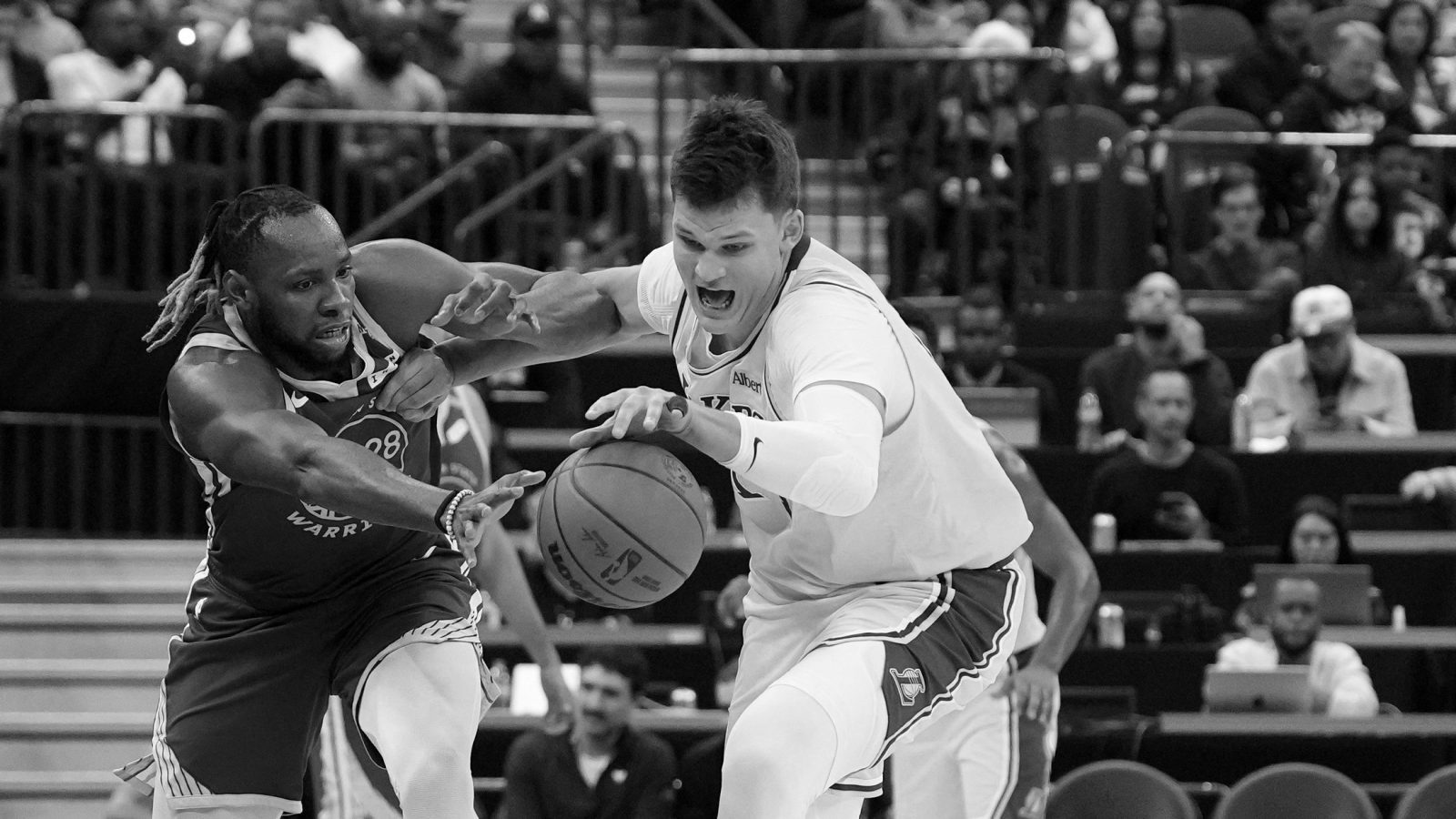 Lakers abre 20 no Warriors e desaba quando Kessler sai
