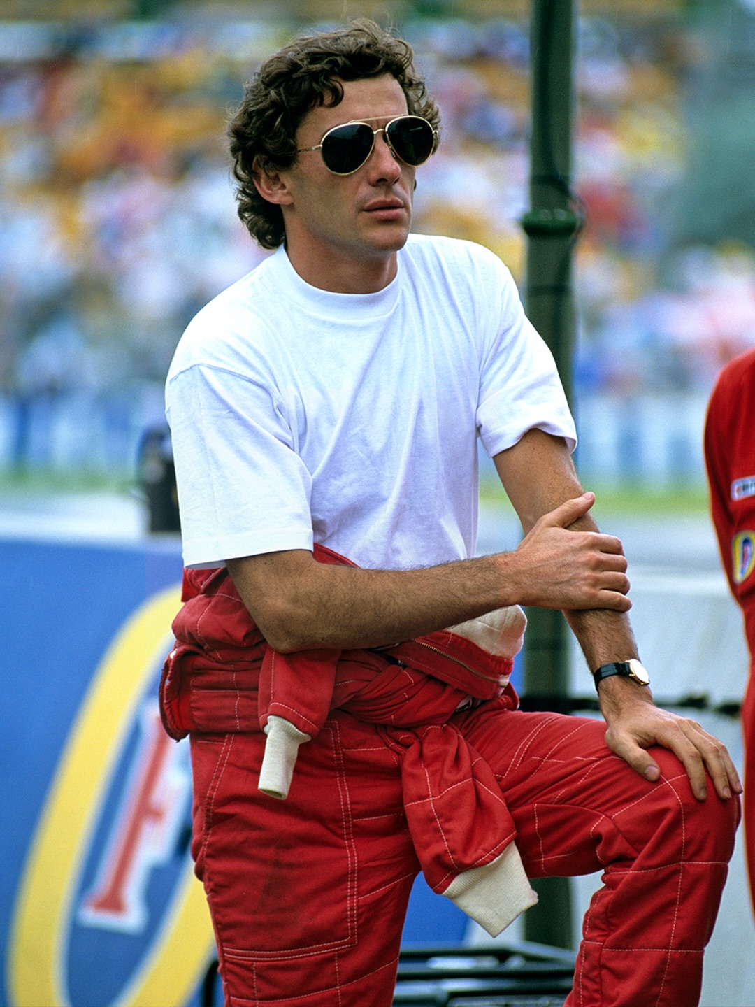 Ayrton Senna de camiseta branca e macacão amarrado na cintura, foto que inspirou a coleção da Zara