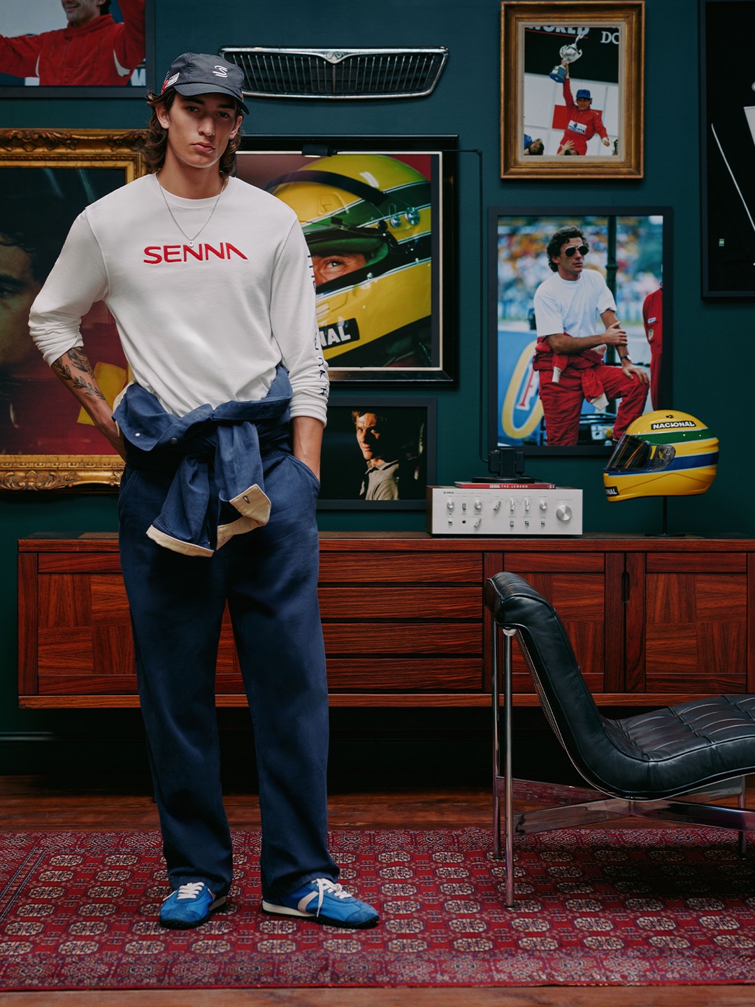 Modelo com camiseta Senna e camisa jeans amarrada na cintura, da coleção Zara